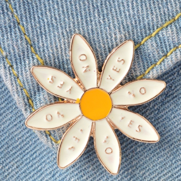 Jewelry - Yes No Loves Me Not Daisy Enamel Pin
